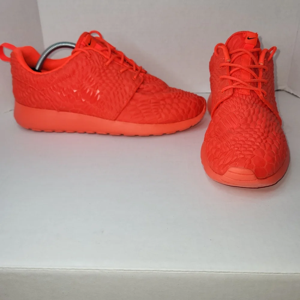 Nike Roshe One DMB Red Women Size 11 Diamondback 807460-600 Bright Crimson